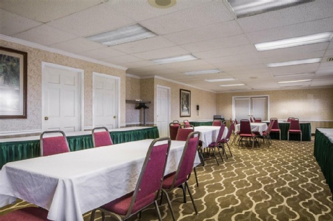 COMFORT SUITES APPLETON AIRPORT , WI 54914 near Appleton International Airport View Point 10