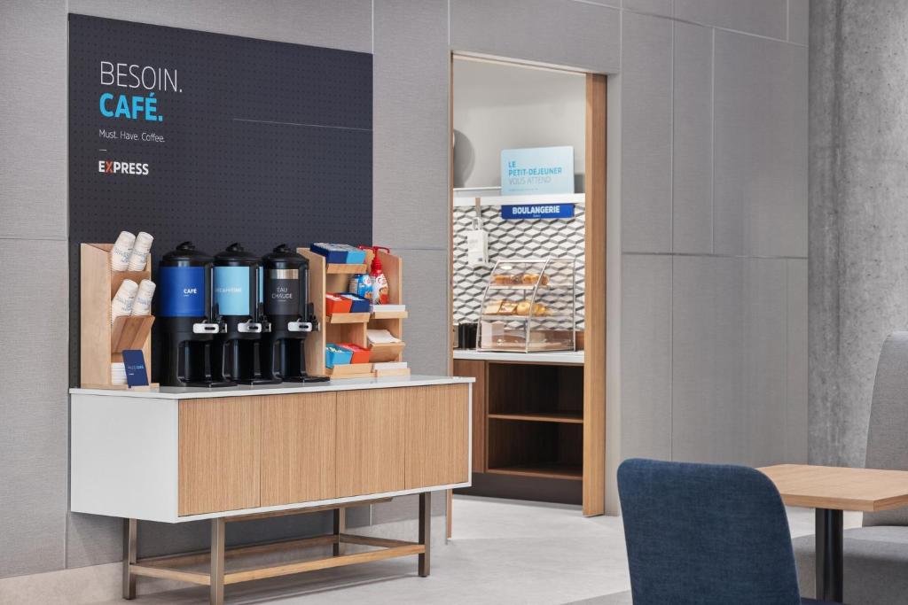 Holiday Inn Express Montreal Airport - St-Laurent by IHG , QC H4S 1C8 near Montreal-Pierre Elliott Trudeau Int. Airport View Point 17