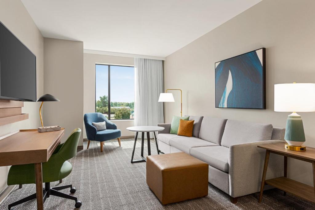 Staybridge Suites Montreal Airport - St-Laurent by IHG , QC H4S 1C8 near Montreal-Pierre Elliott Trudeau Int. Airport View Point 11