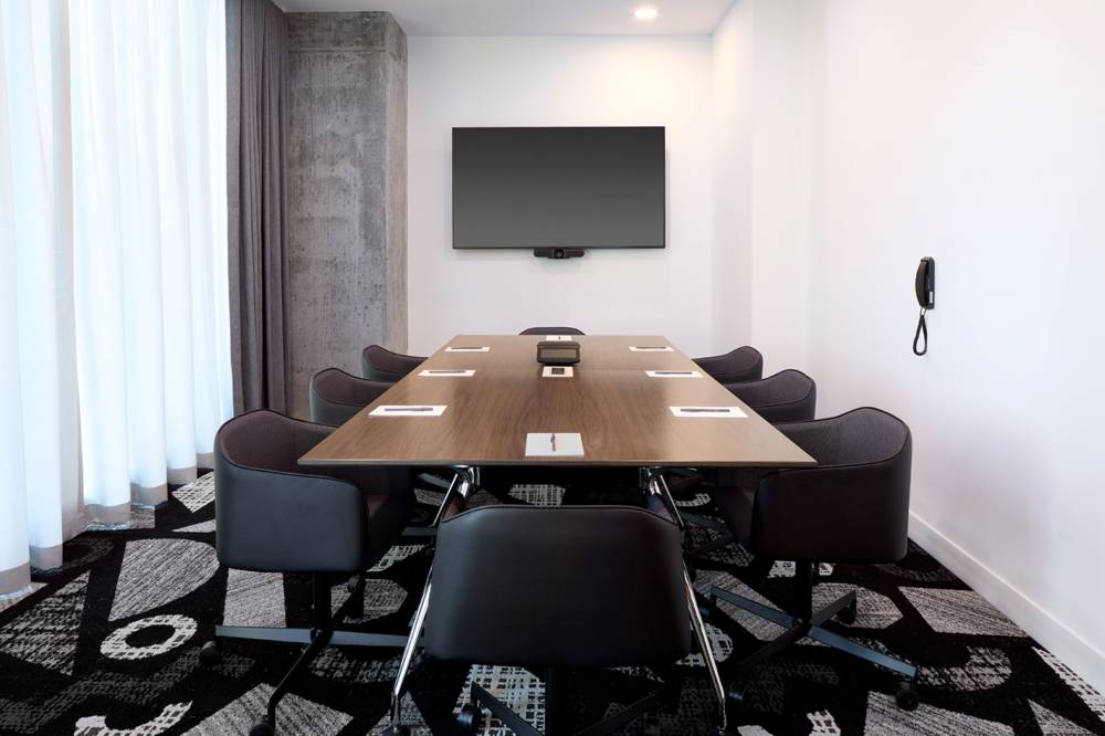 Courtyard By Marriott Laval 10