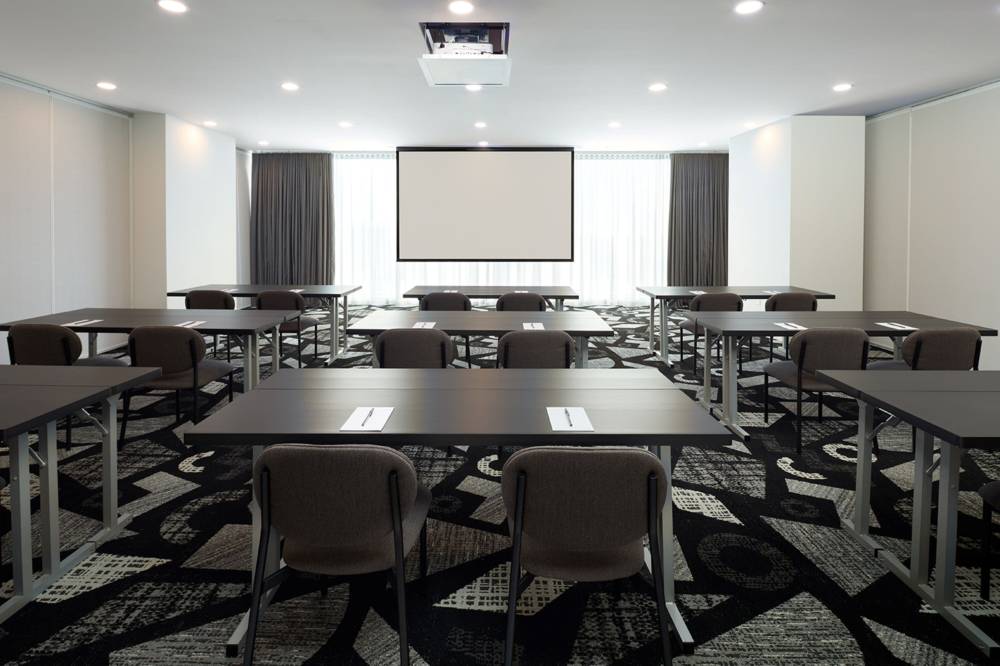 Courtyard By Marriott Laval 8