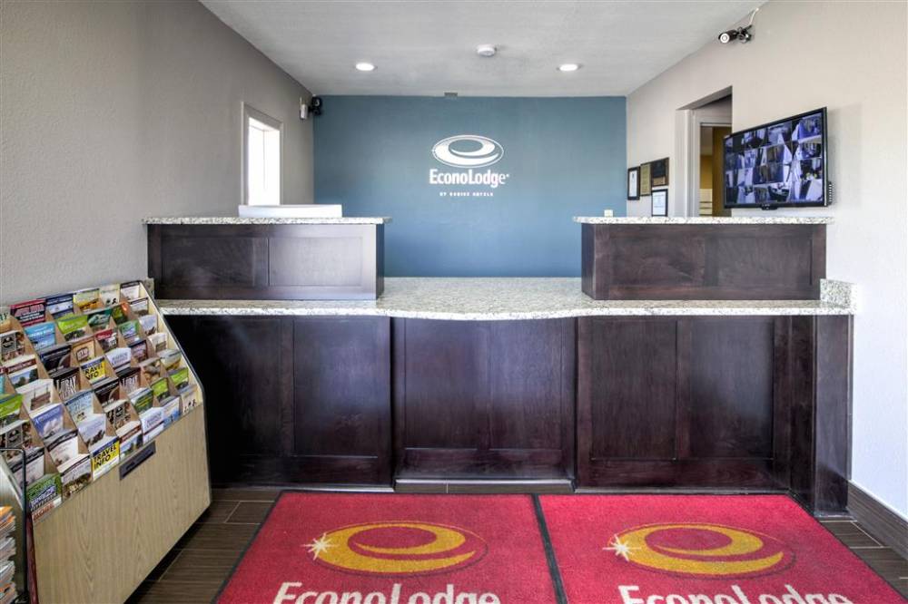 Econo Lodge Airport 2