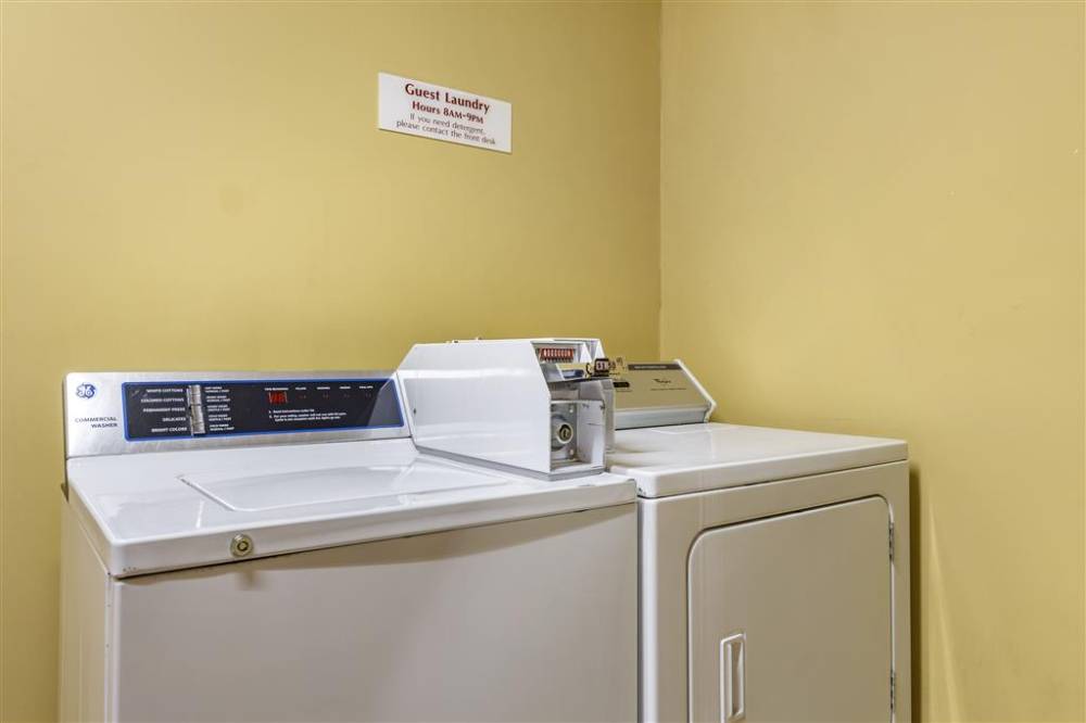Econo Lodge Airport 6