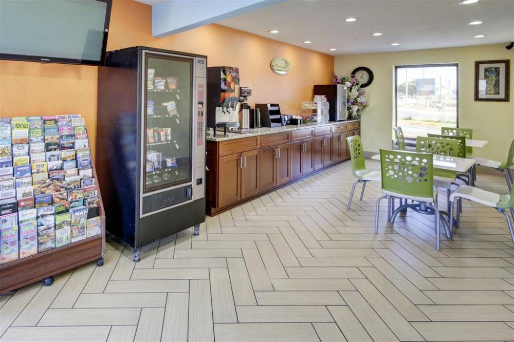 Econo Lodge At Military Circle 3