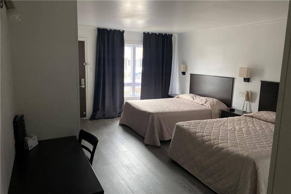 Ramada By Wyndham Laval 4