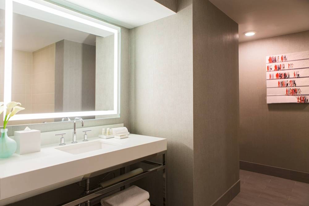 Club Level Guest Room - Bathroom